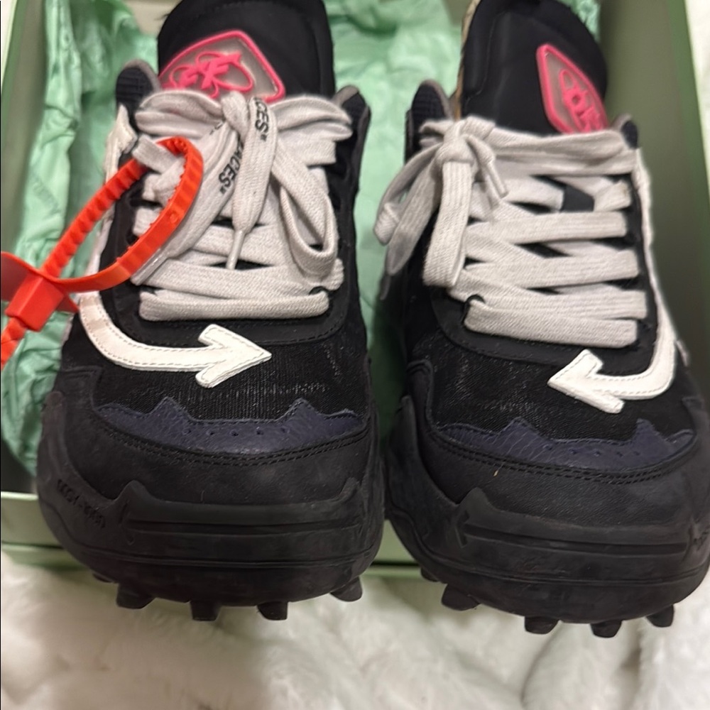OFF WHITE Black and White Sneakers with dust bag and box